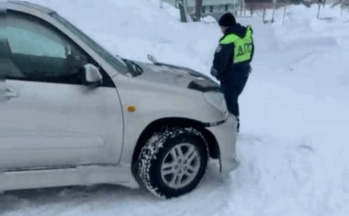 Повредила авто: охинка собирается судиться с дорожниками из-за булыжника