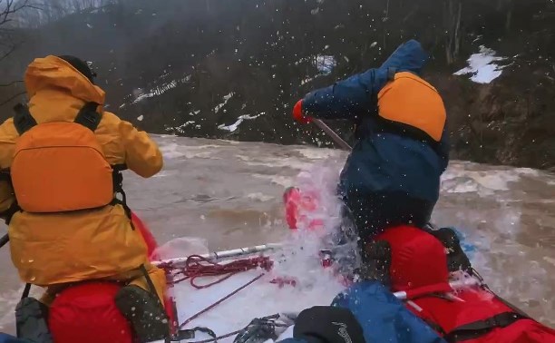 "Ветер сносил порывами, снег бил по глазам": как сахалинцы совершили сплав по большой реке
