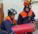 Четыре газовых баллона вынесли из горящего склада на Крайней в Южно-Сахалинске