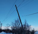 Сахалинцы требуют ремонта опасного столба, который держится на проводах