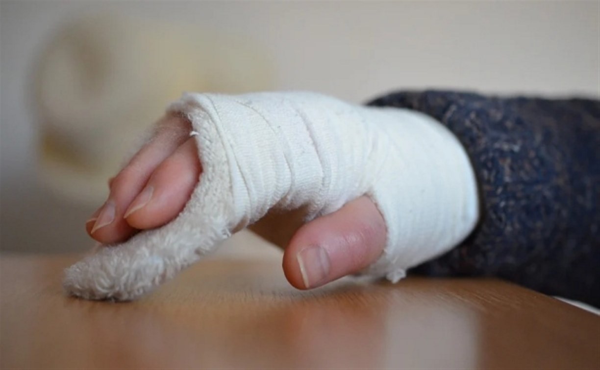 Мэрия Южно-Сахалинска ищет родителей ребёнка, сломавшего руку в автобусе