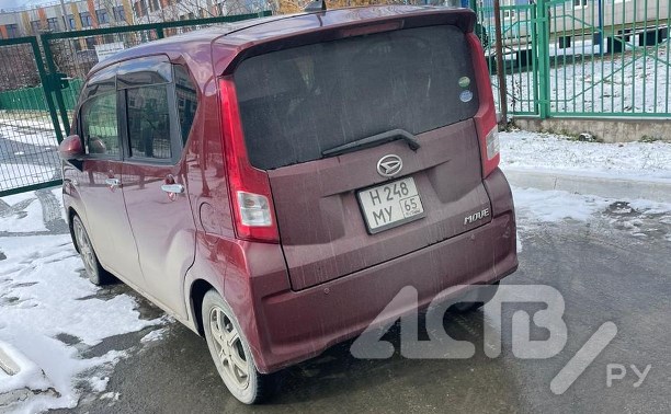 Очевидец: машина заблокировала выезд детских автобусов из школы для инвалидов в Южно-Сахалинске