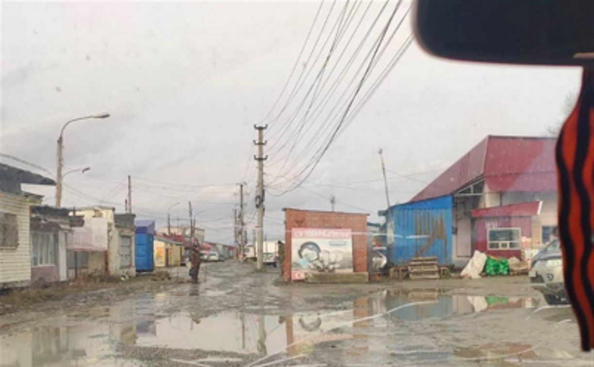 Шлагбаум на оптовой базе в Южно-Сахалинске вывезут без участия его "собственника"
