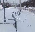 В Южно-Сахалинске пассажиры ждут автобус, опасаясь провода у остановки