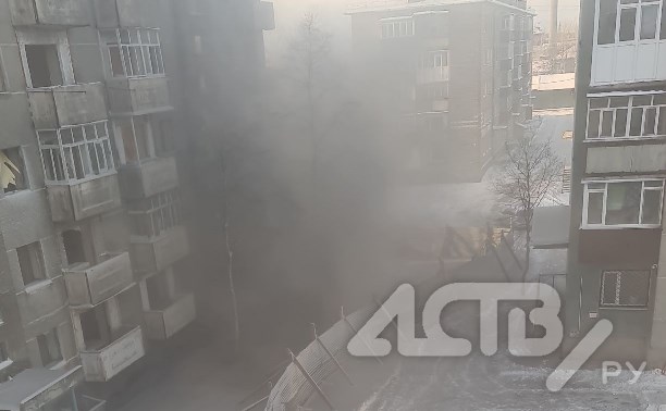 "Пыль поднимается по пятый этаж": снос дома превратил двор в Поронайске в Армагеддон