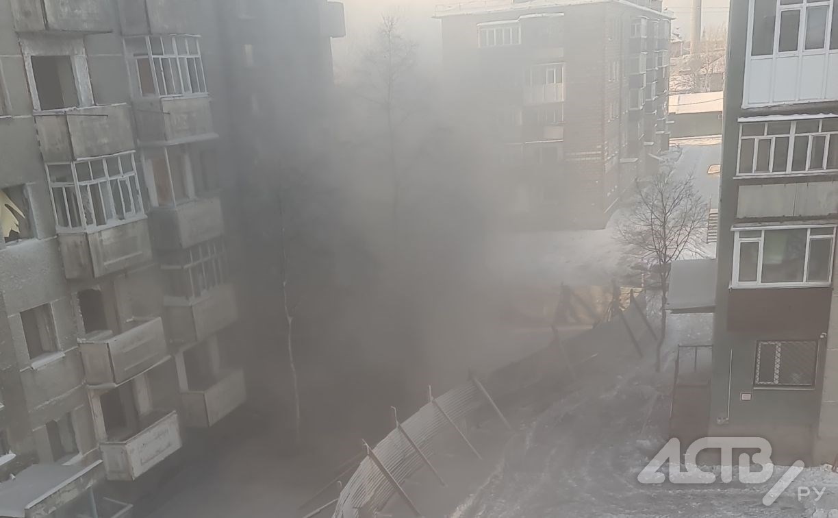 "Пыль поднимается по пятый этаж": снос дома превратил двор в Поронайске в Армагеддон