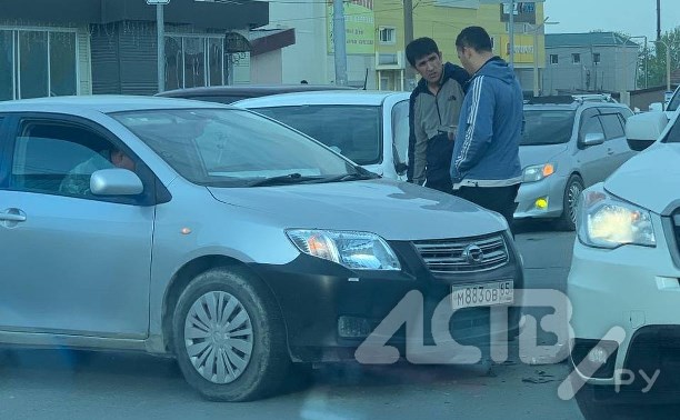 Два седана врезались на перекрёстке в Южно-Сахалинске - момент столкновения попал на видео