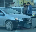 Два седана врезались на перекрёстке в Южно-Сахалинске - момент столкновения попал на видео