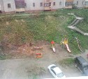 Детские площадки в Холмске устанавливают в грязь