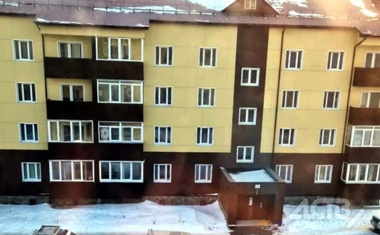 Мэрия Томаринского района поручила строителям починить четырёхэтажку в Красногорске