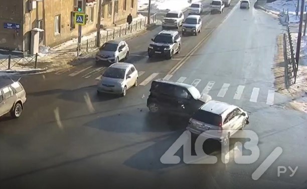 "От удара лопнул трос": в Южно-Сахалинске кроссовер снёс Suzuki, которую тащили на буксире 