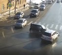 "От удара лопнул трос": в Южно-Сахалинске кроссовер снёс Suzuki, которую тащили на буксире 