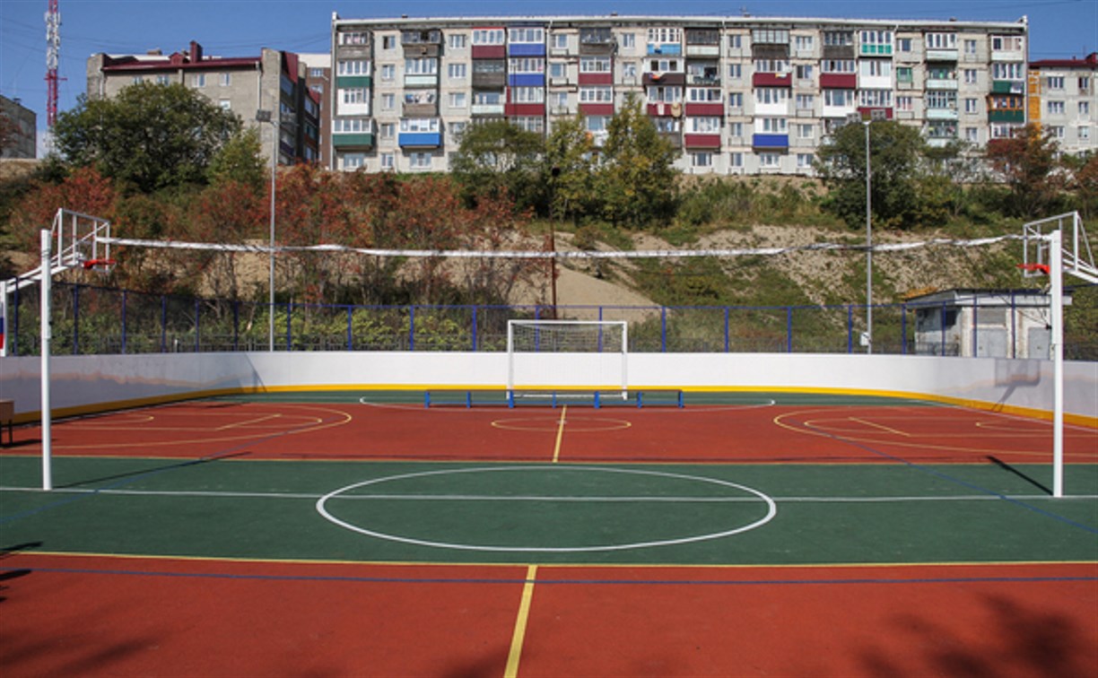 В Корсакове воспитанники школы № 6 получили новую спортивную площадку