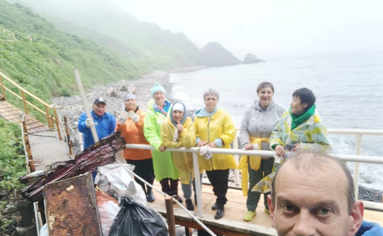 Активисты собрали выброшенный морем мусор на острове Монерон: все от сетей до дверцы холодильника