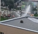 В Корсакове во время земляных работ порвали водовод, на улице забил фонтан