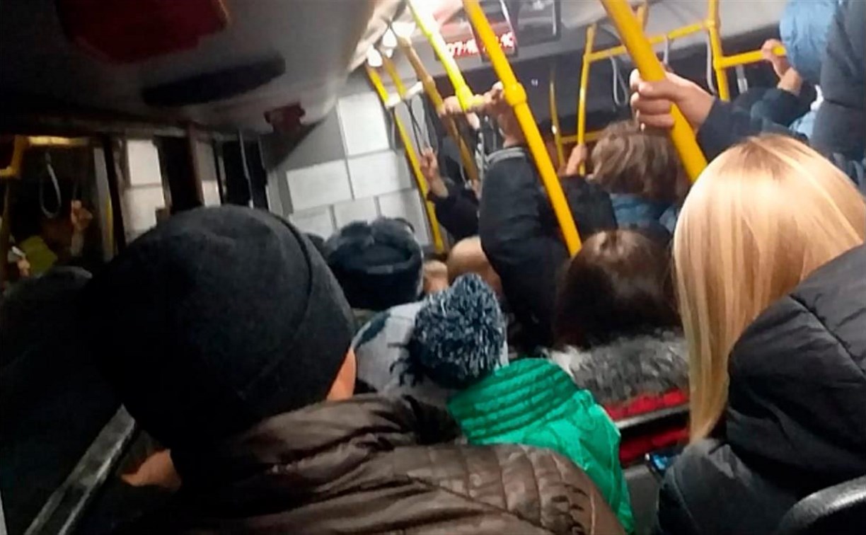 "Это просто квест": жители Южно-Сахалинска жалуются на давку в автобусах маршрута №9