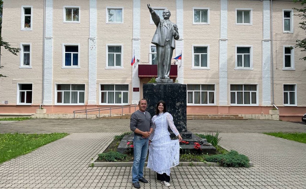 "Женихи" у памятников: на Сахалине пройдет встреча с автором "Постленинианы"