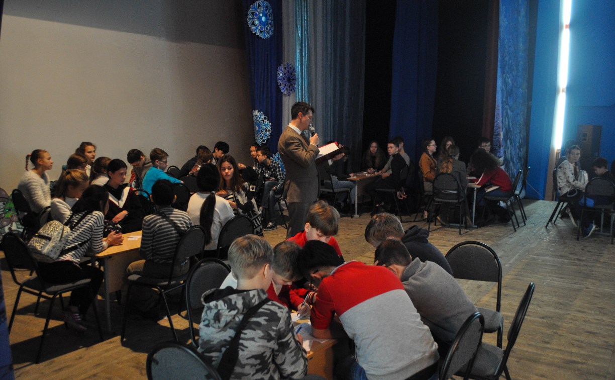 Школьники Южно-Сахалинска определили умнейших в игре «Что? Где? Когда?»