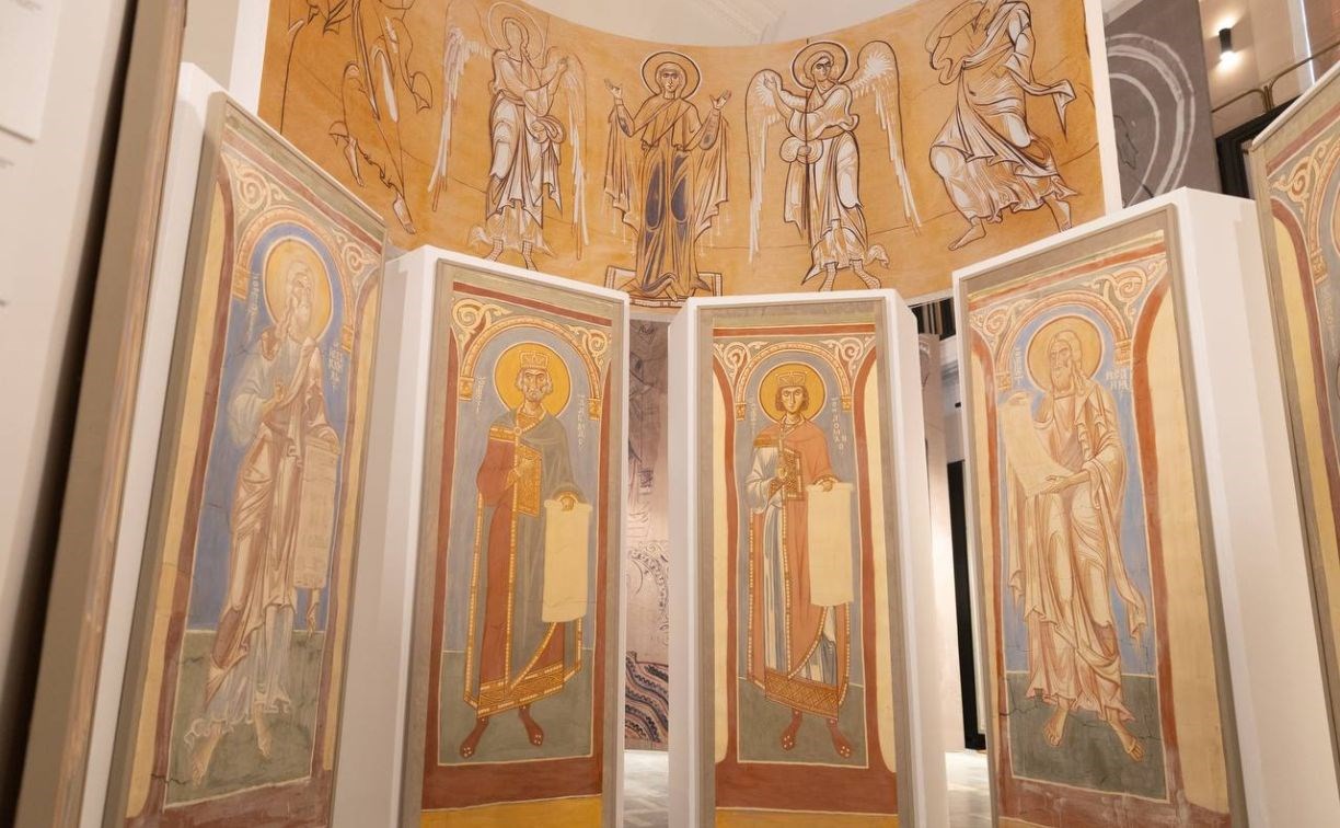 Уникальная выставка с копиями древнерусских икон и фресок открылась в Южно-Сахалинске