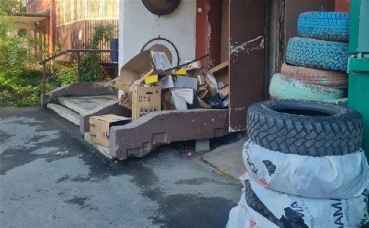 Гору старых покрышек выбросили у жилого дома в Южно-Сахалинске