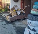 Гору старых покрышек выбросили у жилого дома в Южно-Сахалинске