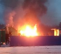 Жилой частный дом загорелся в Охотском