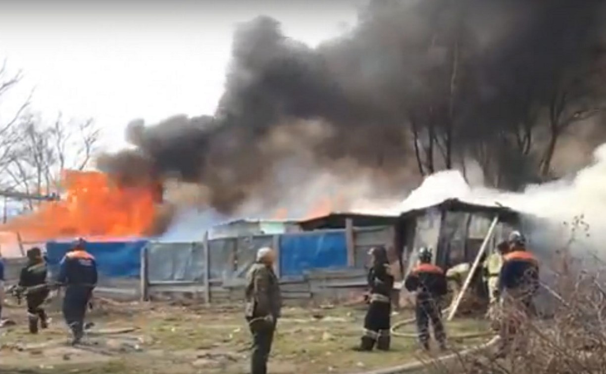 Несколько сараев горят возле южно-сахалинской ТЭЦ