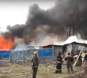 Несколько сараев горят возле южно-сахалинской ТЭЦ