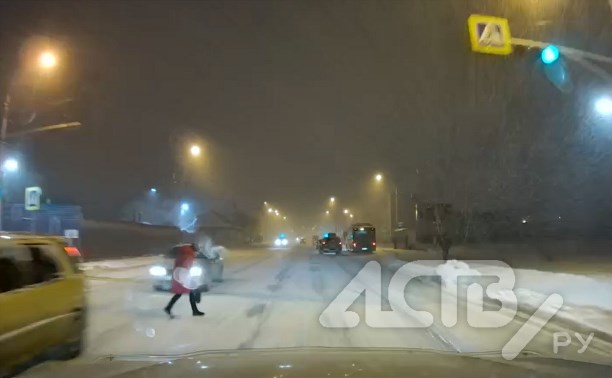 "Сердечный приступ": в Южно-Сахалинске дама побежала на красный прямо под колёса авто