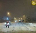 "Сердечный приступ": в Южно-Сахалинске дама побежала на красный прямо под колёса авто 