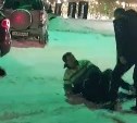 "Успокойся, Гриша": в Охе пассажир такси подрался с водителем, а случайной свидетельнице разбили губу