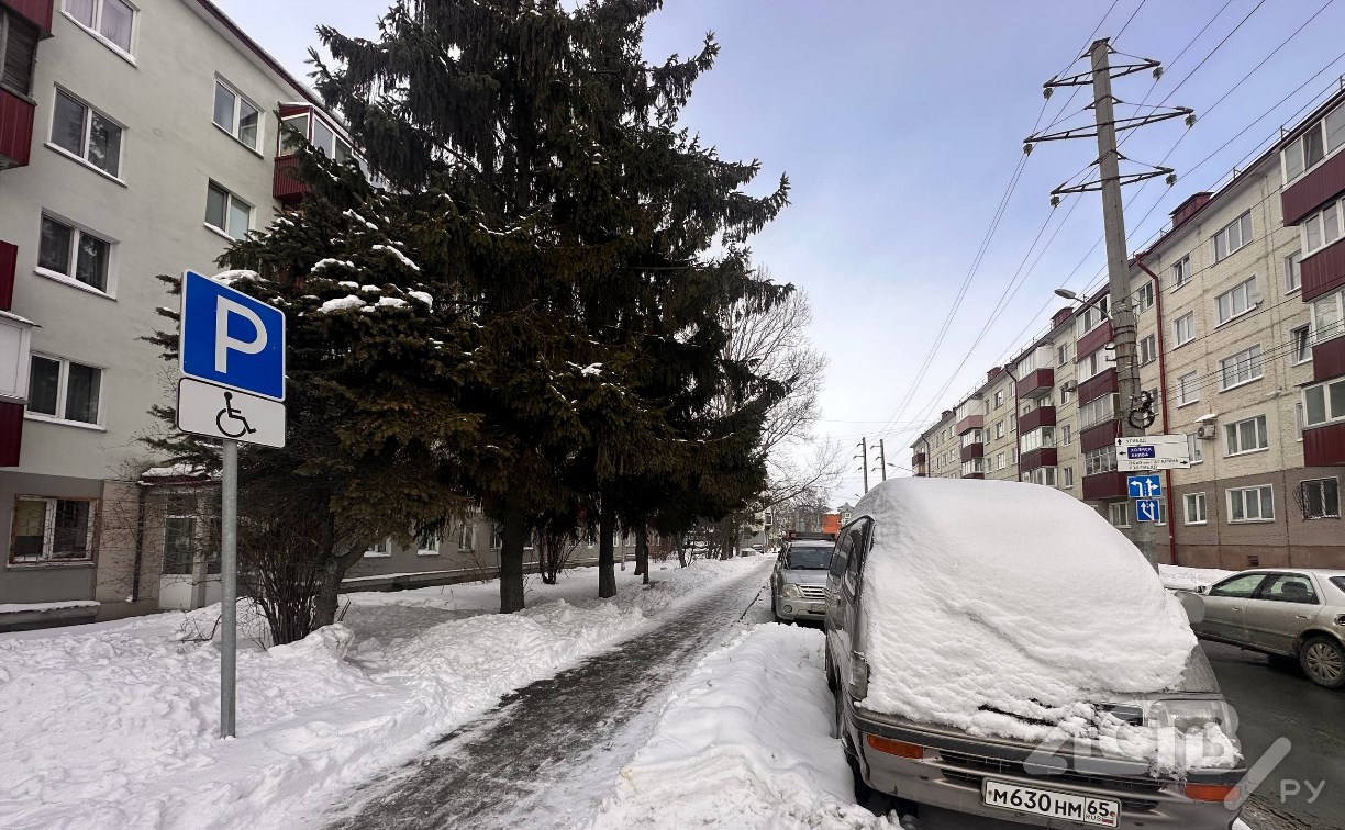 Автомобиль-"сугроб" в Южно-Сахалинске лишил инвалидов места на парковке