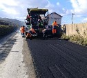 На участке региональной автодороги между селами Зырянское и Люблино начали укладывать асфальт