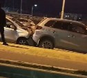 В Южно-Сахалинске автомобиль врезался в стоявшую на парковке машину