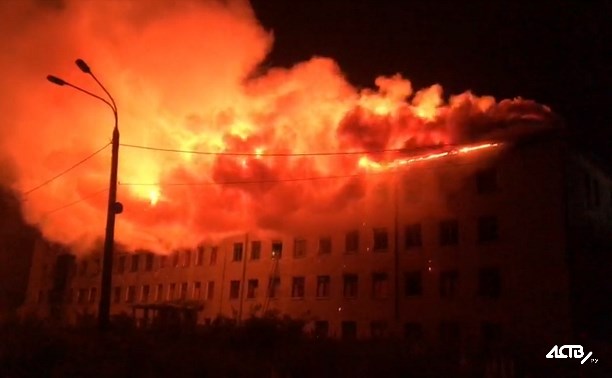 Бывшее шахтоуправление горело этой ночью в Быкове