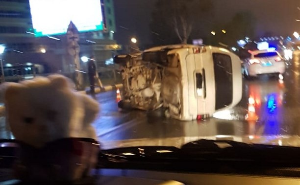 Два человека пострадали в опрокинувшемся микроавтобусе в Южно-Сахалинске