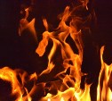 Огонь со стройплощадки в Макаровском районе угрожал ближайшим зданиям
