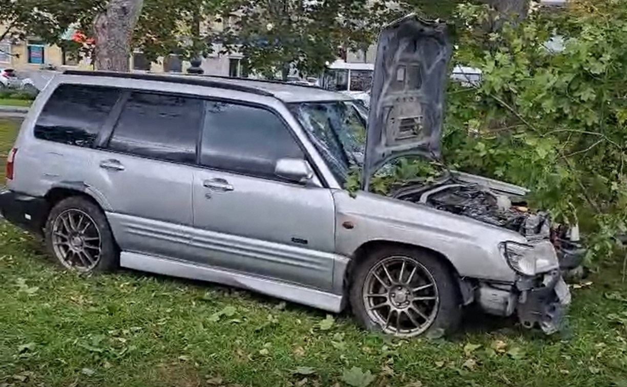 В Южно-Сахалинске девушка-водитель Subaru Forester перепутала педали и сбила пешехода