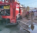Крупный пожар тушили в автомастерской в Южно-Сахалинске