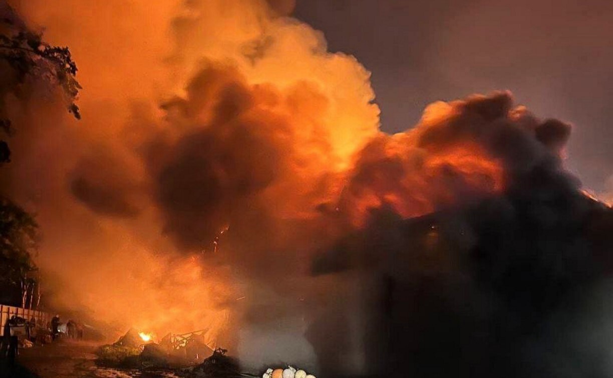 150 тонн воды: подробности крупного пожара на складе рыбного завода в Поронайске