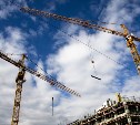 В Корсакове работник морского порта упал с высоты 7,5 метра 
