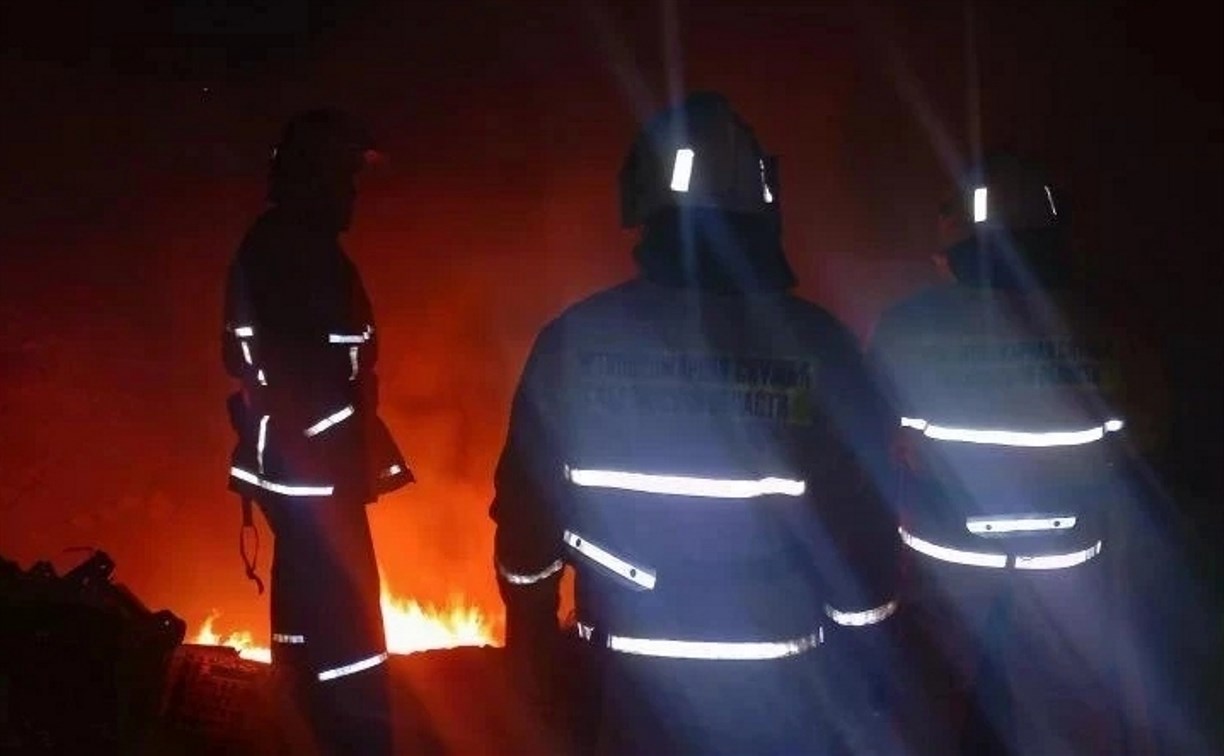 В Южно-Курильске загорелся мусорный полигон