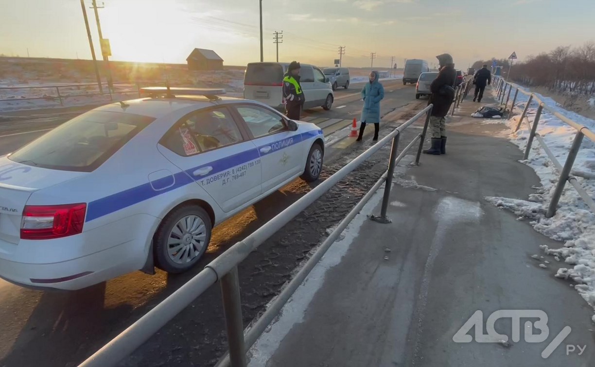 Кадры с места смертельного ДТП на трассе Южно-Сахалинск - Корсаков: на месте работают оперативные службы