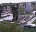 Несколько надгробий разбили неизвестные на кладбище в Южно-Сахалинске (ФОТО)