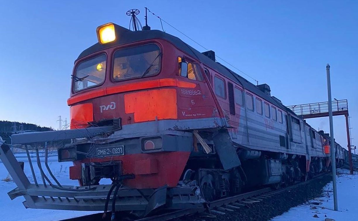 Локомотив грузового поезда сошёл с рельсов на Сахалине