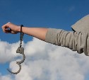 Житель Холмска в меховой шапке и перчатках украл из квартиры пенсионера деньги, спрятанные под матрасом 