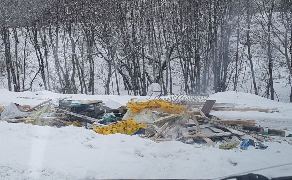 Свалку строительного мусора устроили неизвестные у родника в Корсаковском районе