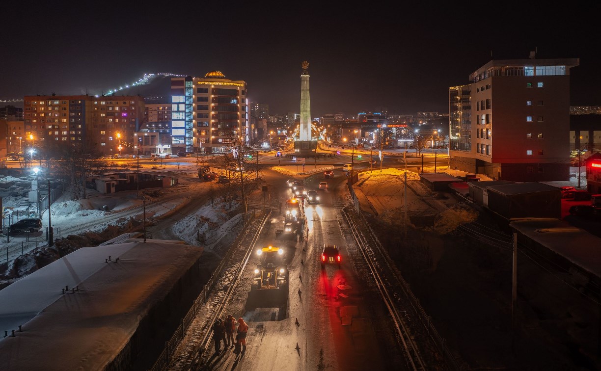Литым асфальтом в Южно-Сахалинске за месяц отремонтировали 190 "квадратов" дорог