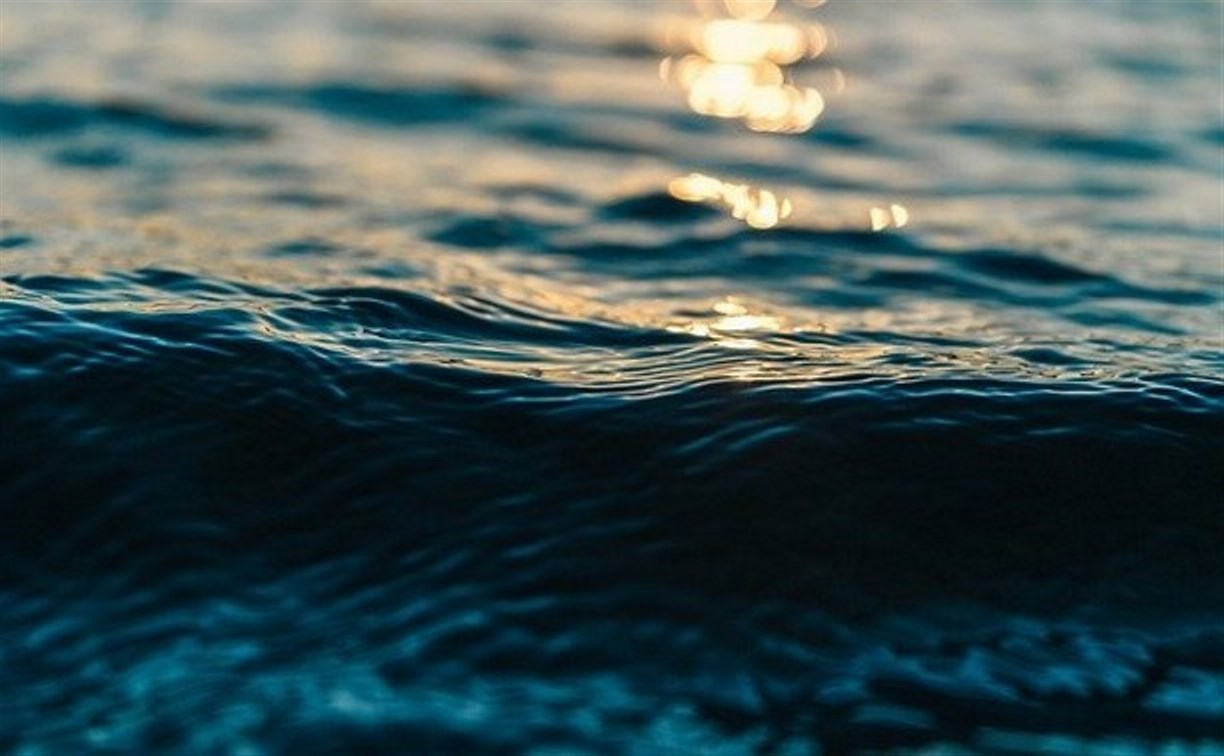 Мёртвую женщину нашли в море в порту Корсакова