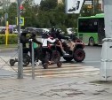 Подростки на самокатах, питбайке и квадроцикле устроили заезд по проезжей части в Южно-Сахалинске